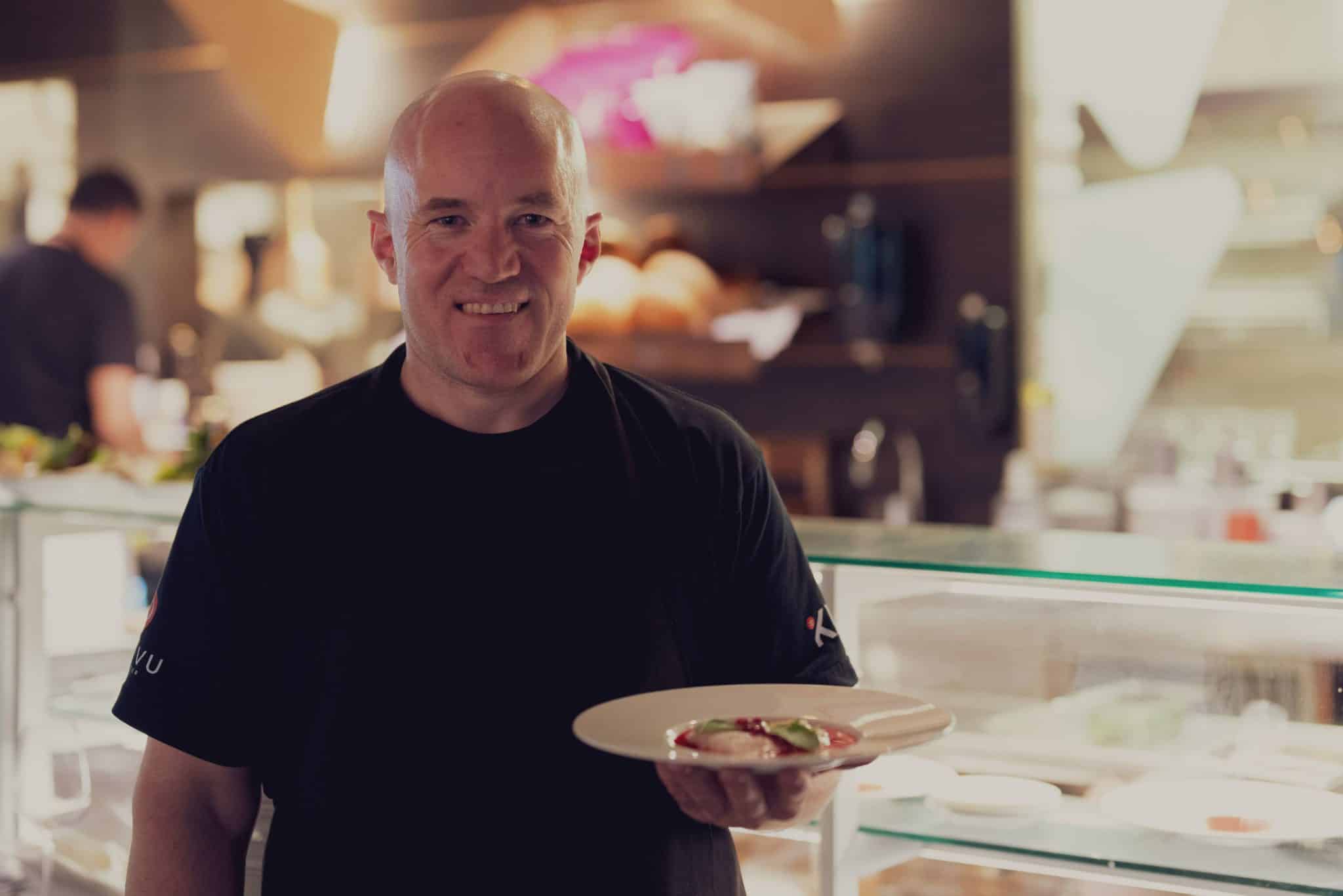 Øyvind på restauranten Déjà Vu viser frem en rett inne i restauranten