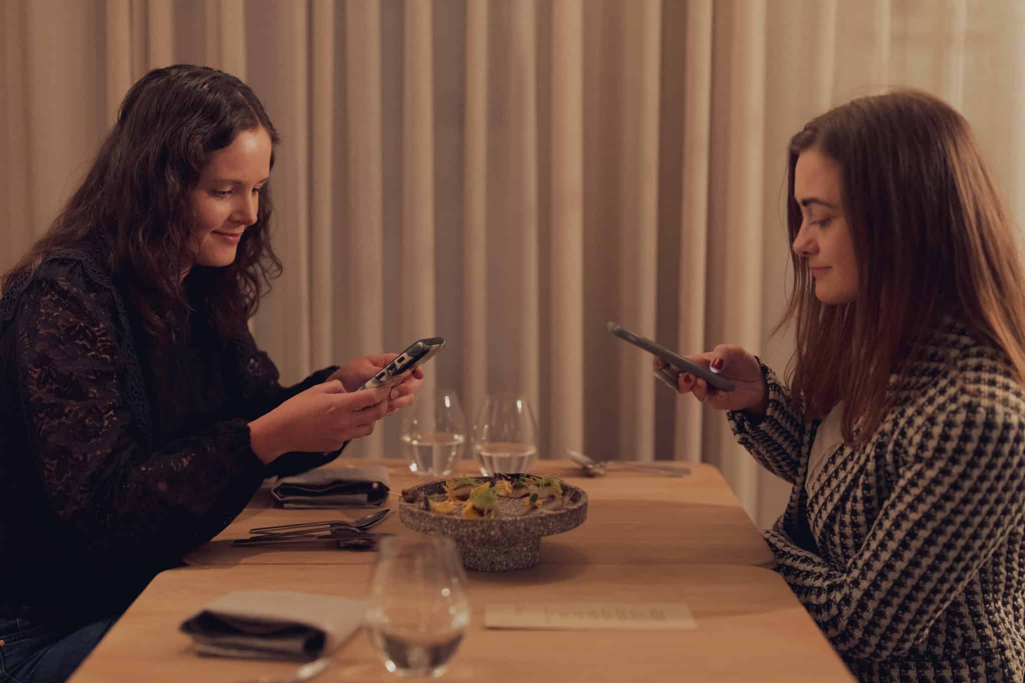 Gjestene på K2 tar bilde av maten under Food & Fun.