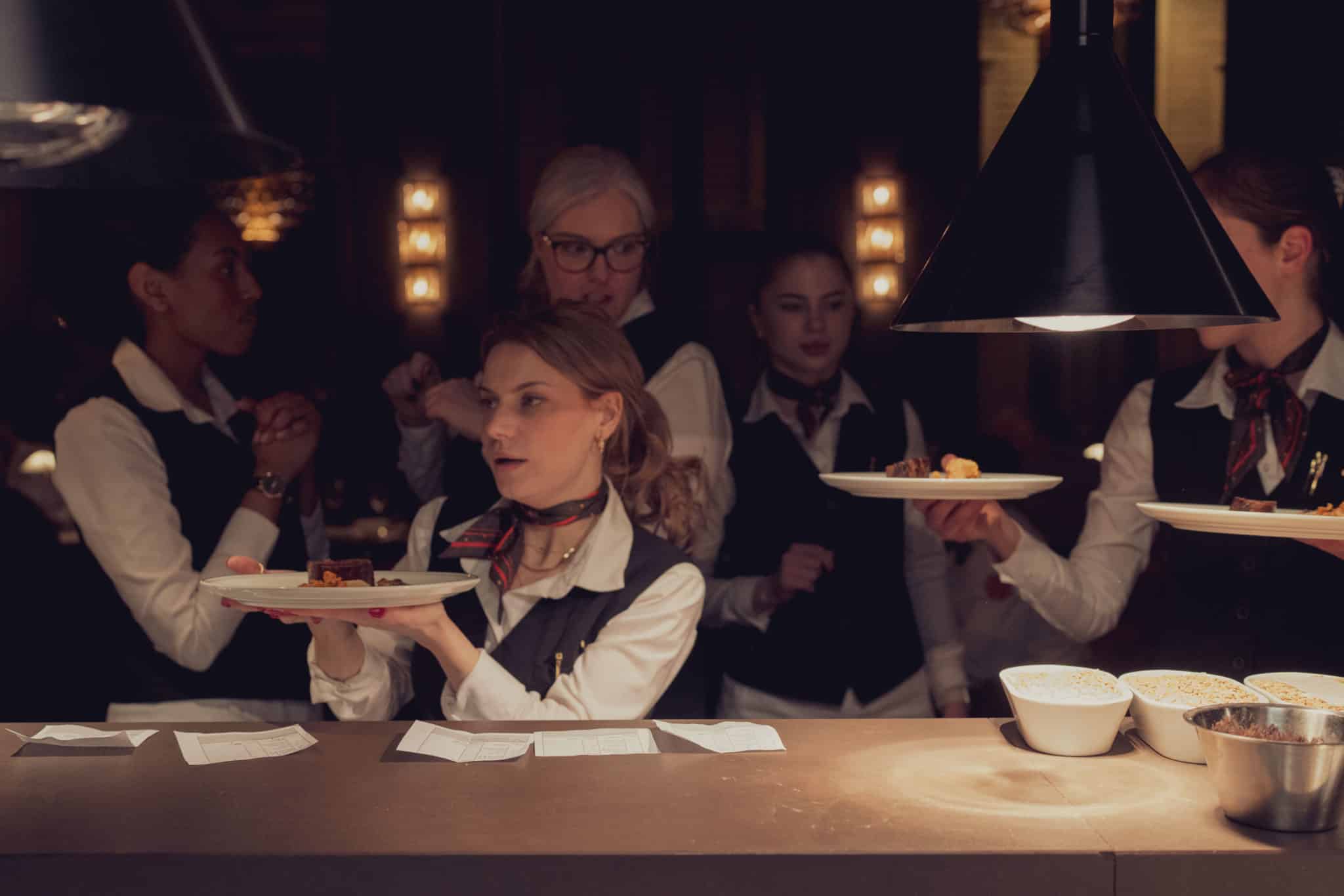 Servitører på Pigalle som forbereder servering under Food & Fun.